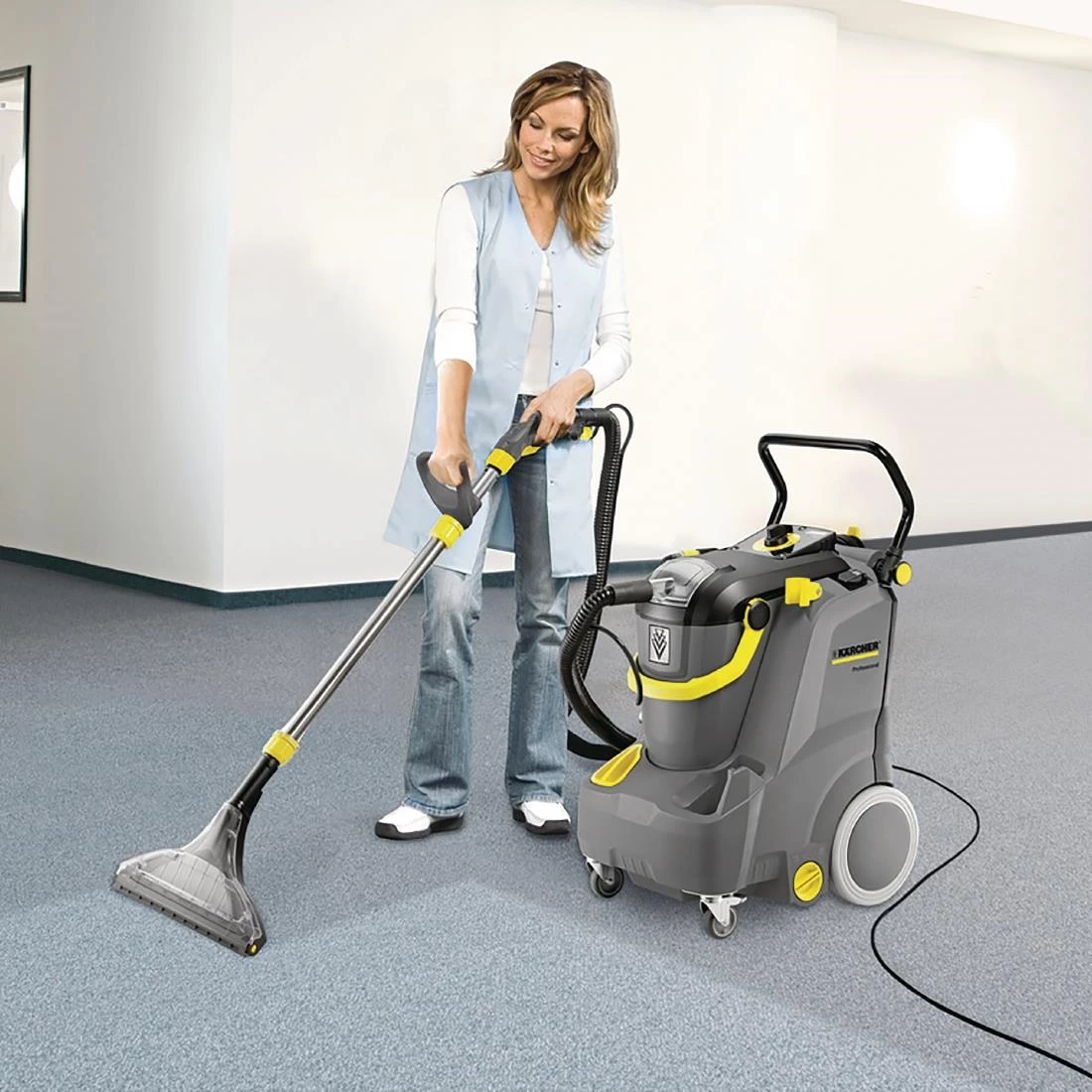 Karcher Puzzi 30/4 Spray Extraction Cleaner - Image 2