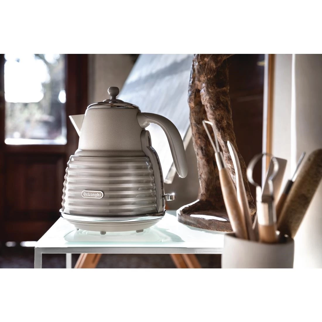 DeLonghi Scolpito Kettle Biege KBZS3001BG - Image 2